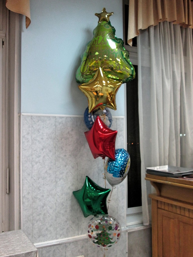 <p>Новогодняя композиция из воздушных шаров</p>
